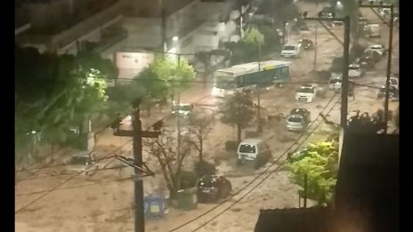 Опасно време в Гърция: Атина се наводни, торнадо откъсна дървета ВИДЕО 