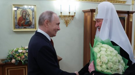 Петрол и патриарх: Как с позицията си за Кирил Радев усложнява преговорите в ЕС? 