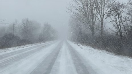 Преди голямото пътуване АПИ съветва: На път с коли, готови за зимни условия