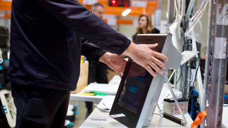 Партии и коалиции разгледаха склада, в който се съхраняват машините за вота СНИМКИ