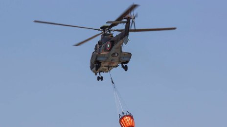 Военен хеликоптер се включиха в гасенето на големия пожар край "Корен"