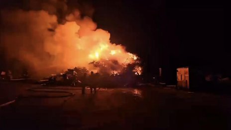 Голям пожар в база за вторични суровини в Сливен 
