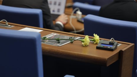 Заседанието започна с едноминутно мълчание за Славчо Крумов 