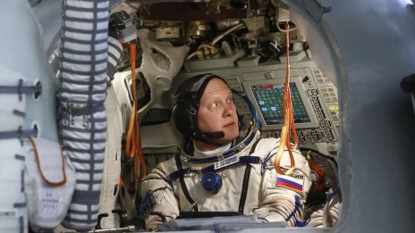 Уволниха руски ветеран космонавт, снимал двигатели на SpaceX с телефона си