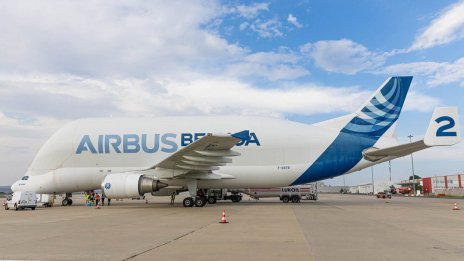 За първи път в България: На летище Бургас кацна легендарния Airbus Beluga ST