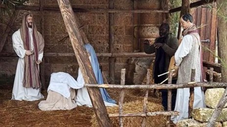 Престъпник, осъден в Италия избяга и се скри... като овчар в сцена от Рождество