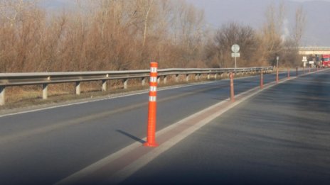 Горски служители блокират пътя край Кресна, искат по-високи заплати