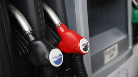 Гърция отпуска по 50 евро на домакинствата за зареждане с гориво