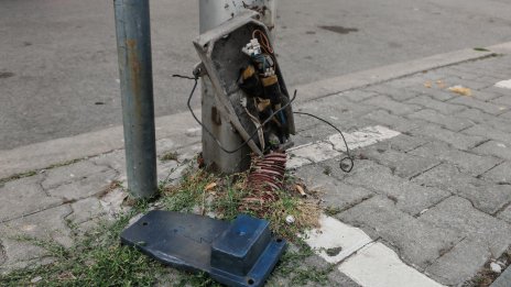 Бурният вятър остави хиляди без ток във Враца и Мездра