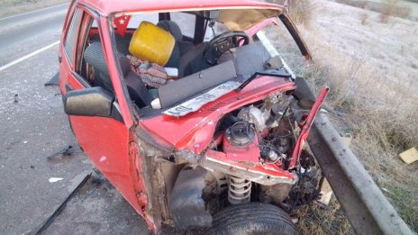 Удар в мантинелата и камион: Шофьорът е с опасност за живота 