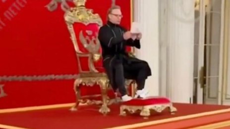 Бизнесмен нахлу с нож в Ермитажа, седна на императорския стол на Путин ВИДЕО
