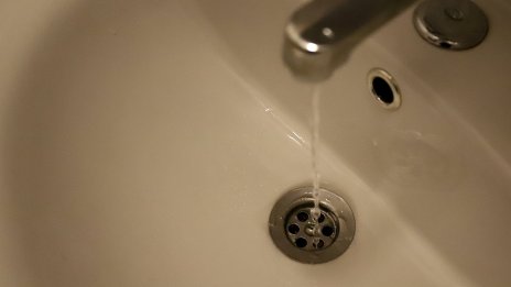 КЕВР планира, МРРБ не дава: Къде няма да поскъпва водата от 1 януари? 