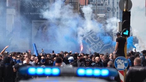 Фенове на Левски на традиционно шествие преди Вечното дерби