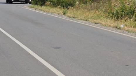 Автобус и кола се удариха, затвориха пътя между Севлиево и Балван