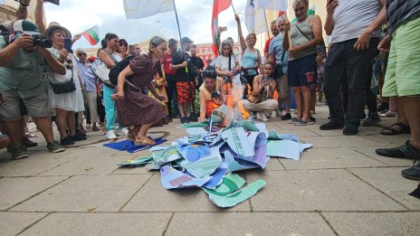 В кадър: Протестиращи настояват за запазване на лева 