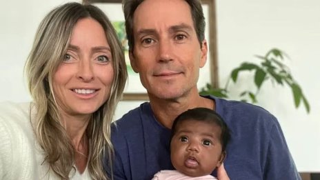 Огромна грешка при инвитро: Бяла двойка роди чуждо бебе негърче 