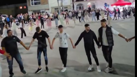 Абитуриенти тропнаха Бангаранга хоро ВИДЕО