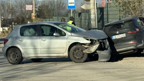 Две коли се удариха челно на изхода на село Лозен