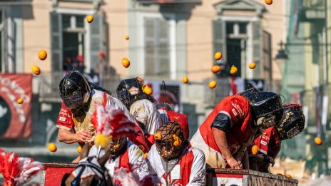 Хиляди портокали полетяха във въздуха на карнавал в Италия ВИДЕО