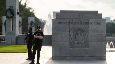 Оскверниха Мемориала на Втората световна война във Вашингтон (ВИДЕО)
