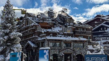 В Москва го нарекоха "карма": Изгоря хотелът, в който руски богаташи купонясваха и ядосаха Кремъл