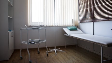 Брадат транс пациент в женско психиатрично отделение се разголи