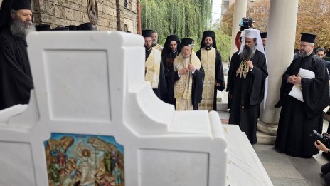 Вартоломей отслужи трисагий на гроба на патриарх Неофит