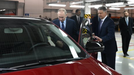 Шефът на Лада похвали руските автомобили, но си тръгна с контрабанден Мерцедес ВИДЕО