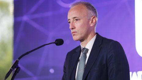 Вълчев се пита: Как да ограничим социалните мрежи и извън училище 