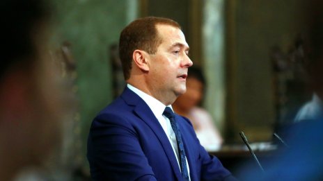 Медведев пак заплашва: Бомбените убежища няма да предпазят от руския арсенал 
