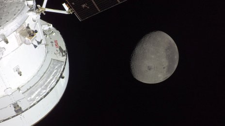 Астронавтите от "Артемис 2" наблюдаваха разбиване на метеорити върху Луната 