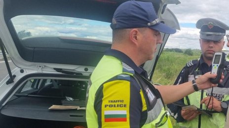 Наквасен шофьор се натресе в кола на кръстовище в Бургас