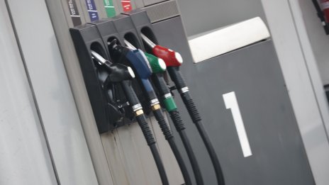 Горивата у нас пак поскъпнаха, в Румъния поевтиняха 