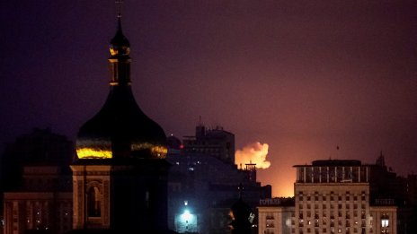 Затрупани хора след руска атака срещу Киев