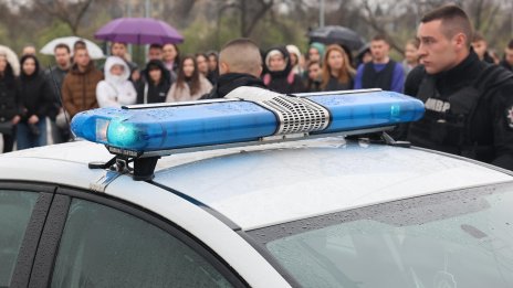 Тийнейджър и 30-годишен се забиха в бензиностанция с кросов мотор