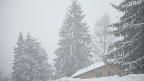 Значителни валежи утре, на места от сняг