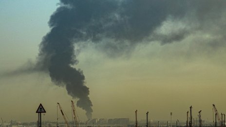 Сажди, въглеводороди, серен диоксид: Замърсяването от войната в Иран ще е десетилетия