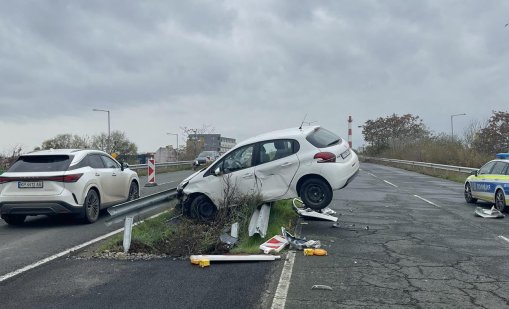Кола кацна на мантинела по пътя Сарафово - Бургас, по чудо няма пострадали