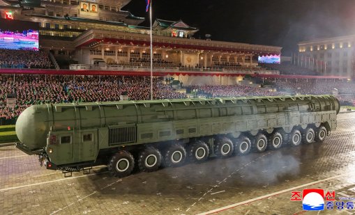 Какви оръжия показа Северна Корея на военния си парад? ВИДЕО