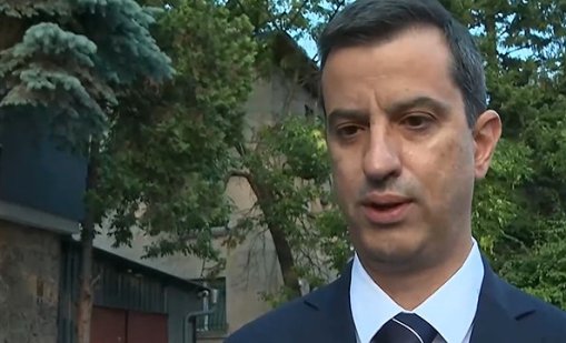 Луд екшън: Крадец опита да отвлече кола с полицай и дете в нея в центъра на София