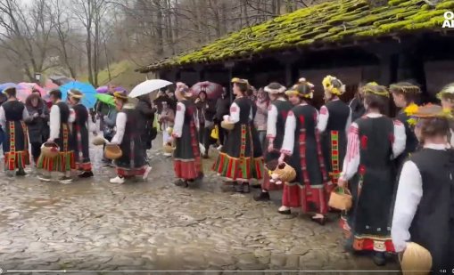 На Лазаровден: Моми благословиха майсторите от дюкяните на "Етъра"