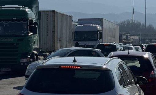 Задръстване на АМ "Тракия" при 82-ри километър заради пожар
