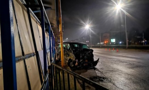 Шофьорът на микробуса, ударил се в трамвай, е бил пиян