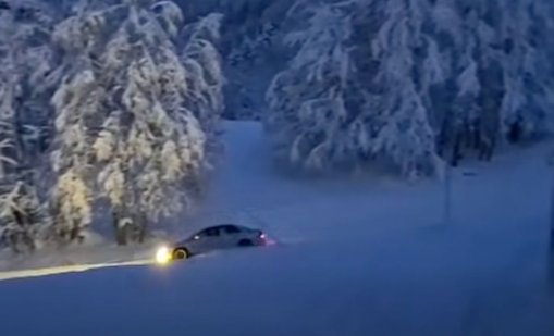 Джигити и в Алпите: Кола се спуска по пистите, застрашавайки скиори ВИДЕО