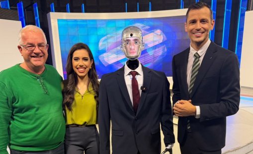 Роботът Робърт пристигна с костюм за участие в „България сутрин“