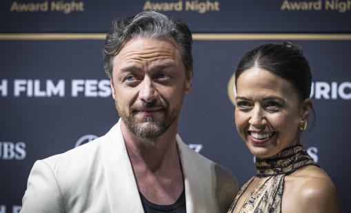 Джеймс Макавой и Лиза Либерати тайно са посрещнали син 