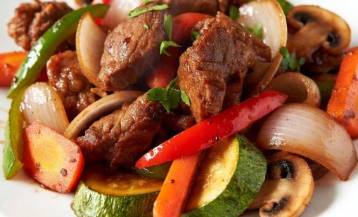 Вкусна и лесна рецепта: Свинско месо с зеленчуци в тиган