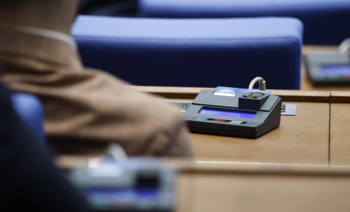 Окончателно: Държавните служители ще плащат осигуровки, парите за майките и безработните се замразяват