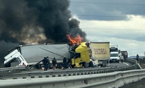 ТИР-ове се сблъскаха и пламнаха на Северната скоростна тангента ВИДЕО