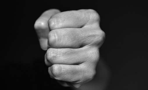 Охранител преби седмокласник пред очите на съучениците му 